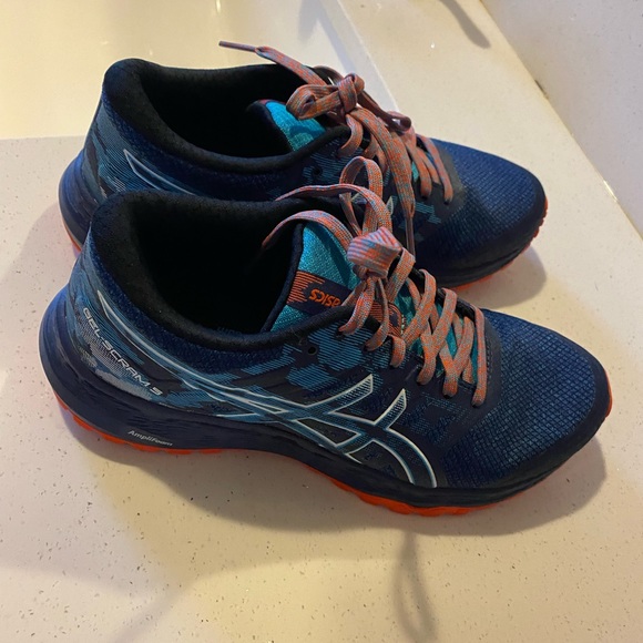 Women size 7.5 - Picture 5 of 5